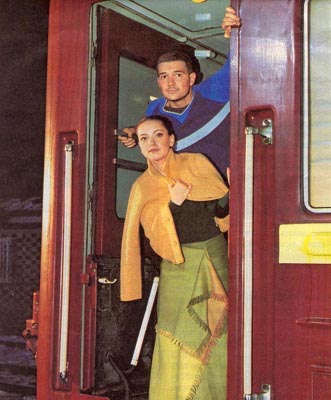 Выглядывают из поезда: Егор и Ольга.